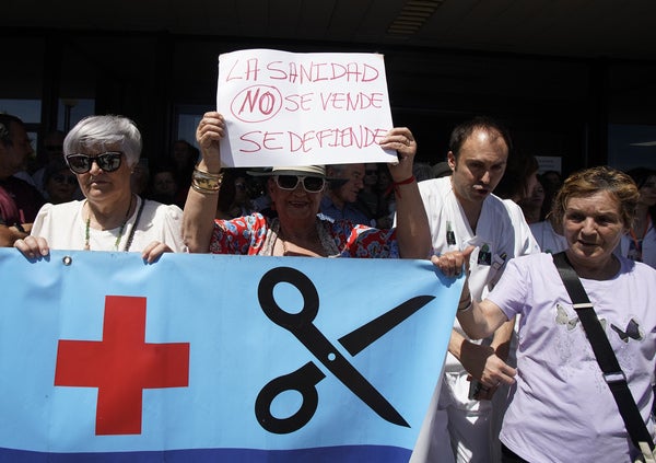 Concentración por la sanidad pública en el hospital El Bierzo de Ponferrada.