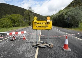 La carretera CL-631 entre Ponferrada y Villablino permanece cortada a la altura de Páramo del Sil como consecuencia del derrumbe de rocas y tierra del talud.