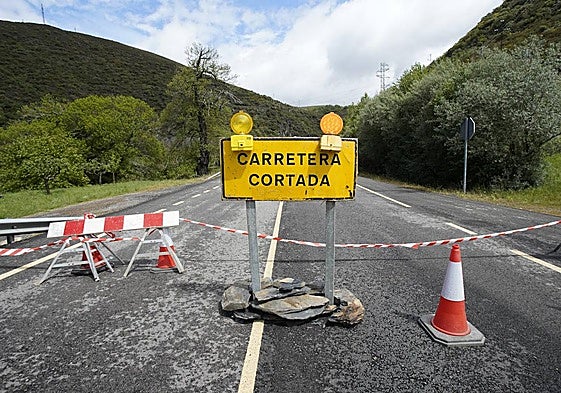 La carretera CL-631 entre Ponferrada y Villablino permanece cortada a la altura de Páramo del Sil como consecuencia del derrumbe de rocas y tierra del talud.