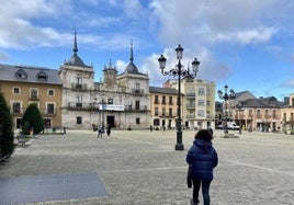 Ciudadanos pasean por la Plaza del Ayuntamiento de Ponferrada.