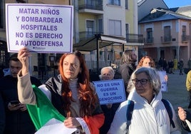 La portavoz de Podemos Ponferrada, Lorena González (I) en una concentración contra el genocidio israelí.