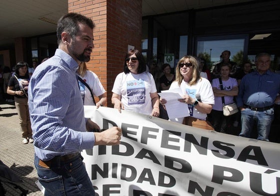 El secretario general del PSOECyL, Luis Tudanca, participa en la concentración por la sanidad pública en el hospital El Bierzo de Ponferrada.