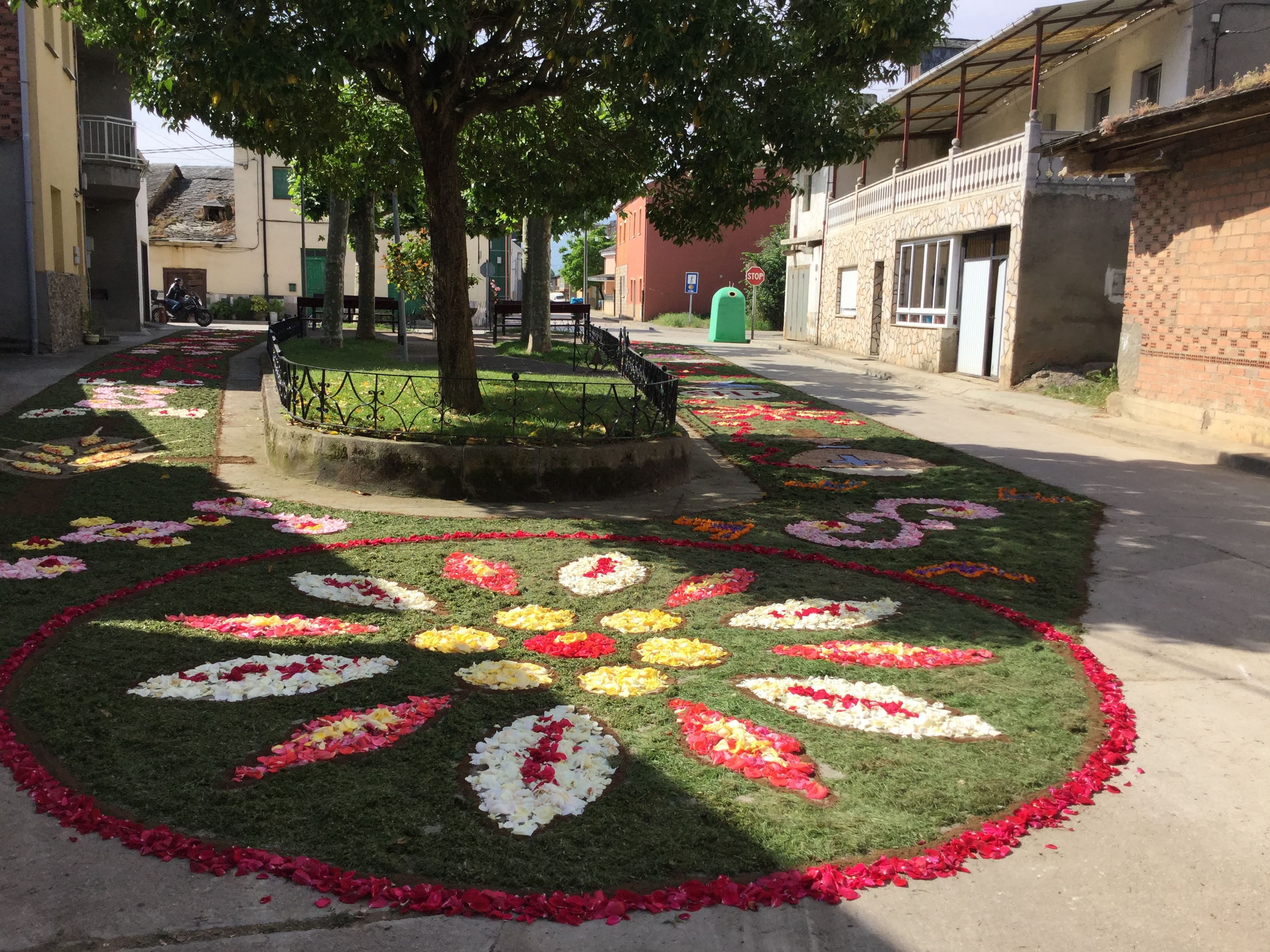 Las alfombras florales que llenaban las calles de color