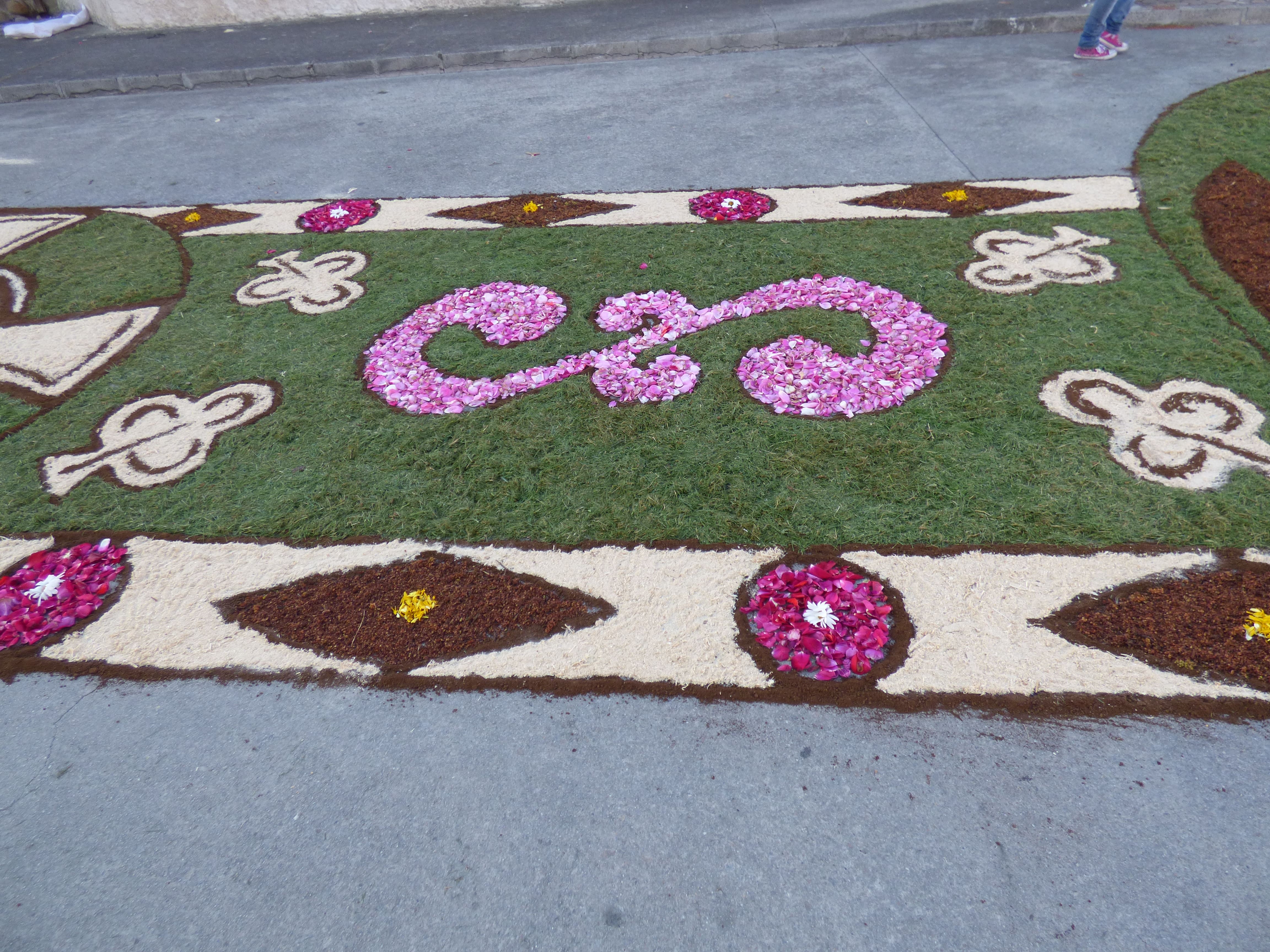 Las alfombras florales que llenaban las calles de color