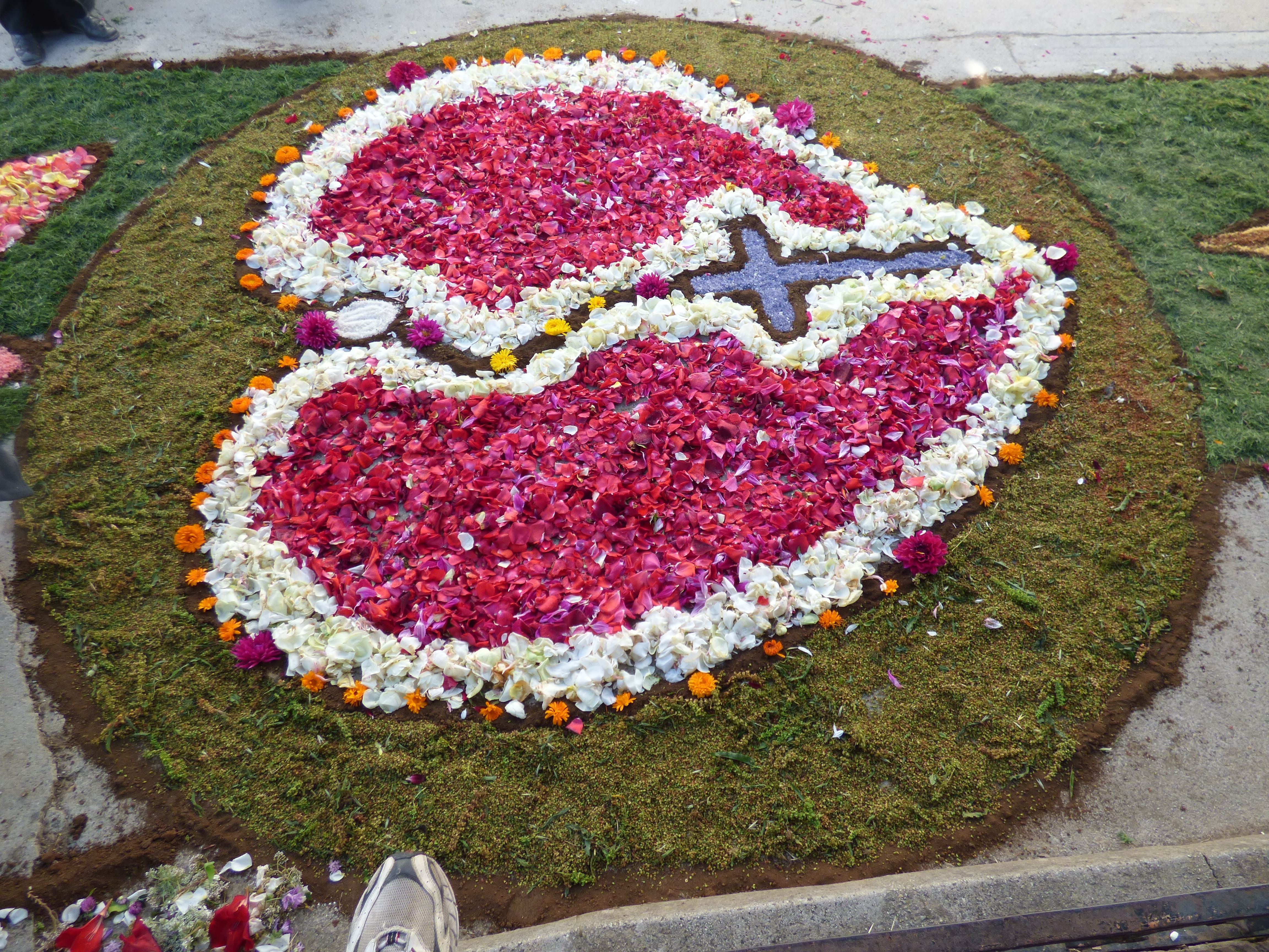 Las alfombras florales que llenaban las calles de color