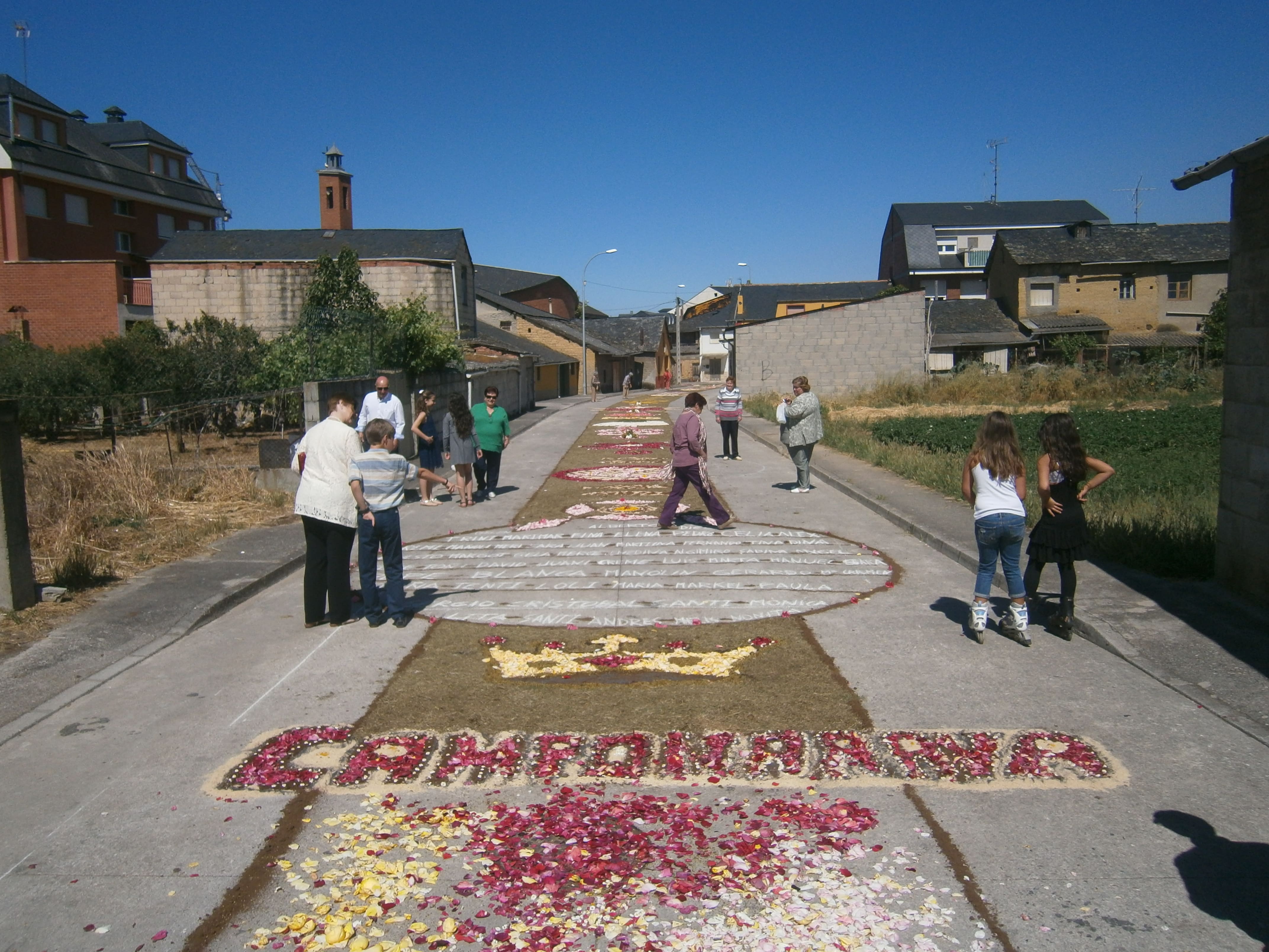 Las alfombras florales que llenaban las calles de color