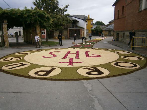 Las alfombras florales que llenaban las calles de color