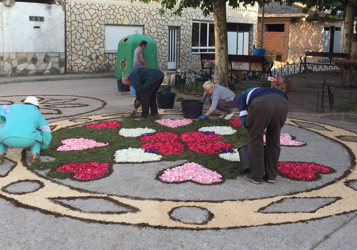 Las alfombras florales que llenaban las calles de color