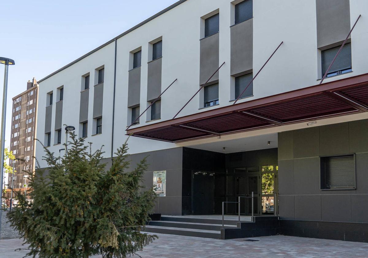 Imagen de la entrada principal del Colegio Mayor 'La Tebaida' del Campus de Ponferrada.