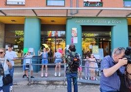 La Ampa y los alumnos del colegio Virgen del Carmen de La Placa llevaron su protesta ante la sede de la Junta en Ponferrada