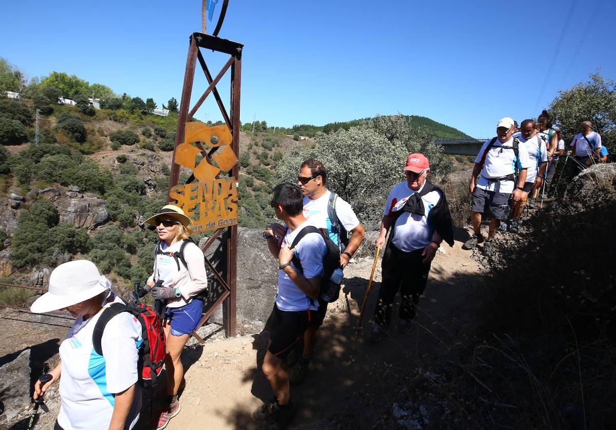 Caminantes realizan el recorrido de la Senda de Bas en Ponferrada.