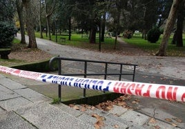 Imagen del parque del Plantío de Ponferrada cerrado al público.