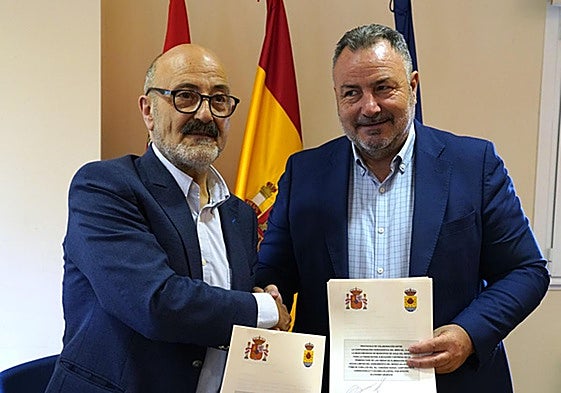 El presidente de la CHMS (I), junto al presidente de la Mancomunidad de Municipios del Agua del Bierzo, en la firma del protocolo.