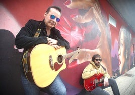 El periodista y escritor Carlos Fidalgo y el guitarrista Gio Yáñez.