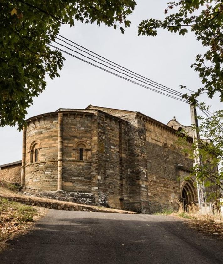 Imagen secundaria 2 - Obras de restauración de la iglesia de Santiago de Villafranca del Bierzo.