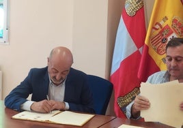 El presidente de la CHMS (I) y el alcalde de Toral de los Vados, en la firma del convenio.