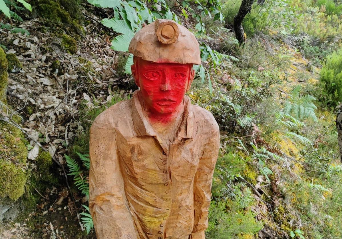 Los vándalos pintaron de rojo la cara de la figura de un minero en la senda mágica El Fontanal.