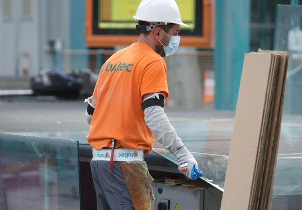 Un operario de Tvitec trabajando en la planta situada en el polígono industrial de El Bayo de Cubillos del Sil.