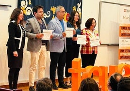 Los dos profesores del Campus ponferradino recogen el premio.