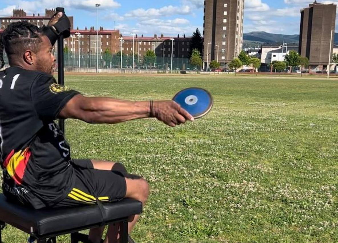 Imagen secundaria 1 - Imágenes de Wilson Do Rosario trabajando con su entrenador y realizando lanzamientos de disco.