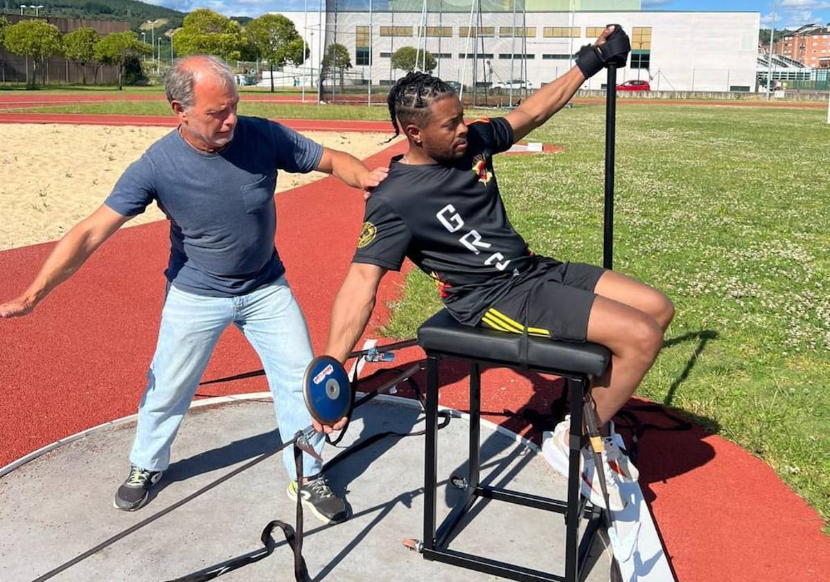 Imagen principal - Imágenes de Wilson Do Rosario trabajando con su entrenador y realizando lanzamientos de disco.