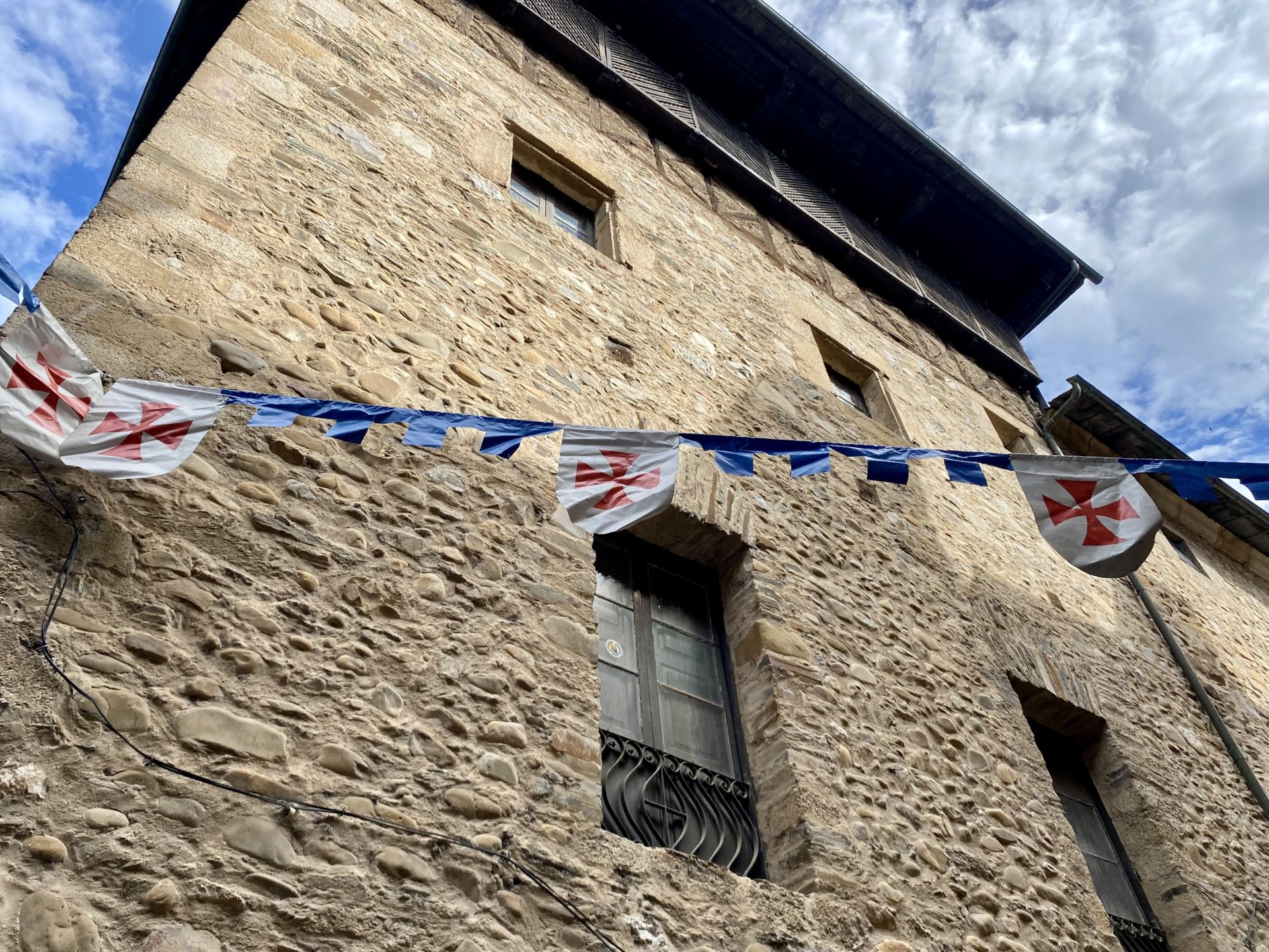 Banderines templarios decoran la Calle del Reloj de Ponferrada.