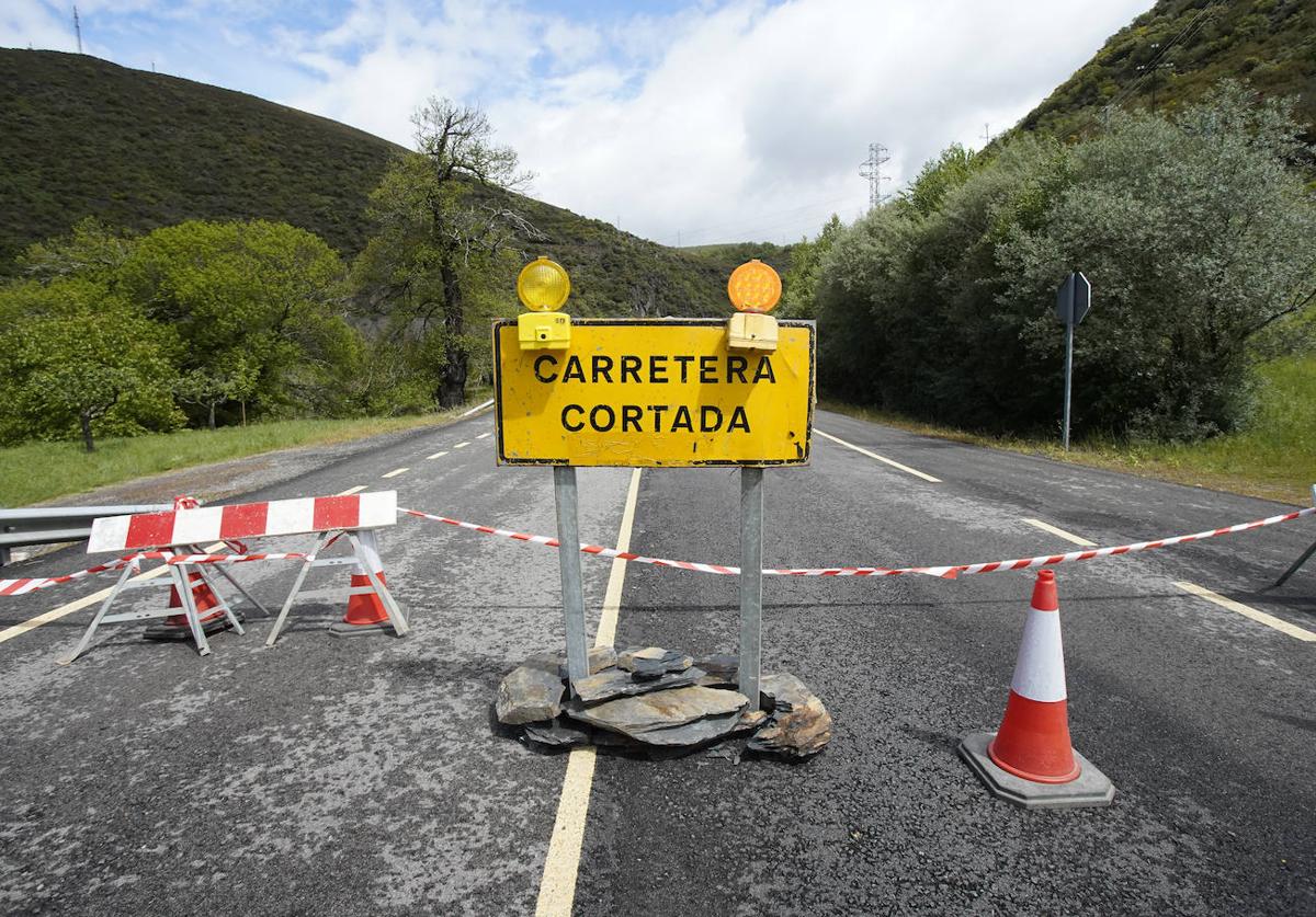 La carretera CL-631 entre Ponferrada y Villablino está cortada debido al derrumbe de un talud en Páramo del Sil.