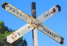 Señalización en un paso a nivel en la infraestructura ferroviaria.