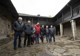 El grupo de vecinos de la localidad de Berlanga, encabezados por Juan Carlos Alonso (C), recopilan palabras típicas de la zona para la publicación de un diccionario