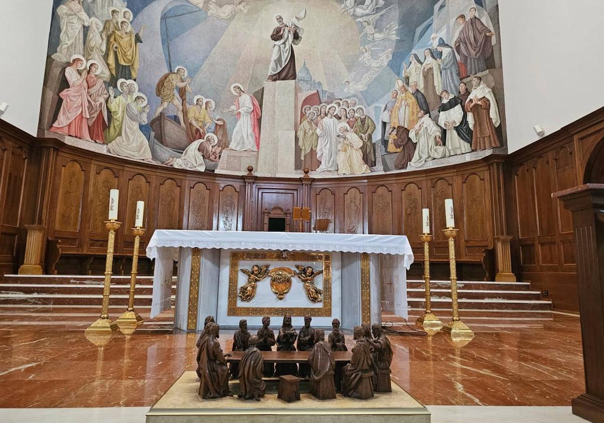 Luis del Olmo oficializa la entrega de la escultura de la Santa Cena