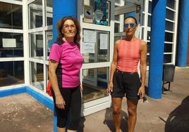 Carmen Abelairas y Duci Prieto ante las instalaciones de las piscinas climatizadas del Toralín en Ponferrada.