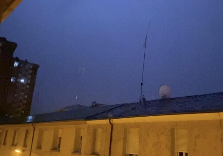 Cielo de Ponferrada iluminado por un rayo en la noche del 26 de junio.