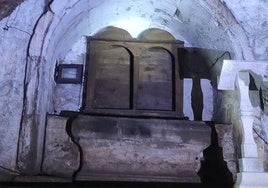 Altar en la Cueva-Ermita de San Tirso.