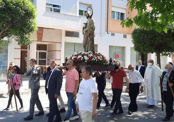 Celebración de una misa en las fiestas del barrio de Flores del Sil.