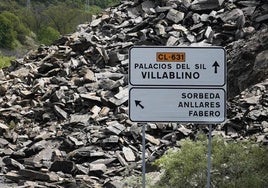 Desprendimiento de rocas y tierra en la carretera CL-631 en Páramo del Sil.