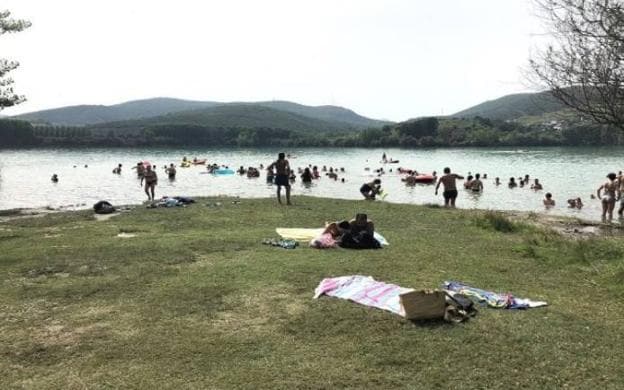 Imagen de archivo de la playa fluvial del Lago de Carucedo.