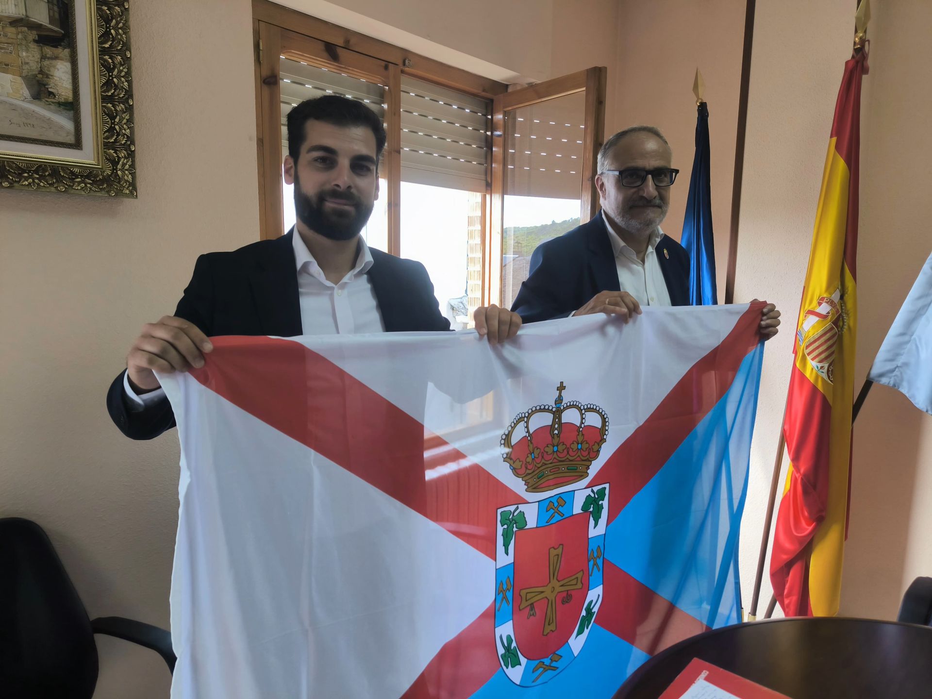 El alcalde de Noceda, Andrés Arias, y el presidente del Consejo Comarcal, Olegario Ramón, posan con la bandera del Bierzo.