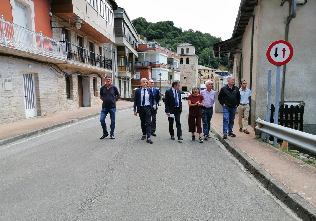 El director general de Carreteras, Jesús Puerta, visitó Vega de Valcarce.