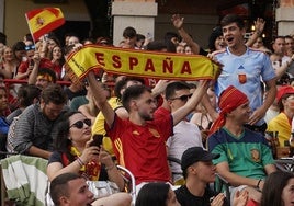 Aficionados viendo el partido de España en la Plaza de la Encina