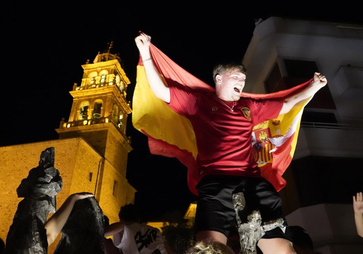 Imagen de la celebración de la victoria de España en la Plaza de la Encina de Ponferrada.