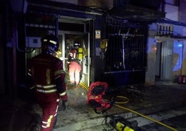 Los bomberos sofocaron las llamas en el establecimiento ubicado en la calle Batalla de Roncesvalles.