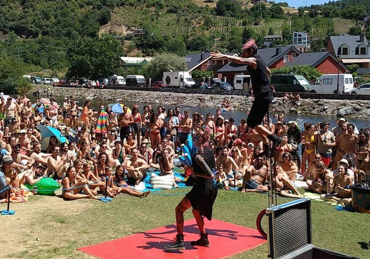 Imagen de una de las ediciones del Fiestizaje en la playa fluvial de Villafranca del Bierzo.