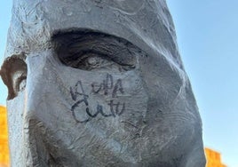 Pintada en la estatua del Nazareno Lambrión Chupacandiles de Ponferrada.