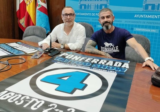 El concejal de Fiestas, Carlos Cortina (I) y el organizador del Ink Ponferrada Tattoo Show, en la presentación.