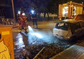 El incendio de los contenedores calcinó por completo un vehículo.