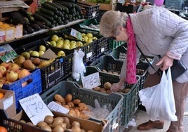 Una mujer compra en uno de los puestos del mercadillo de Ponferrada.