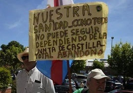 Imagen de uno de los carteles vistos en la última concentración en defensa de la sanidad del Bierzo.