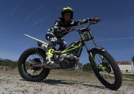 Jorge Fernández, piloto de trial de moto Club Bierzo, subido a su moto.