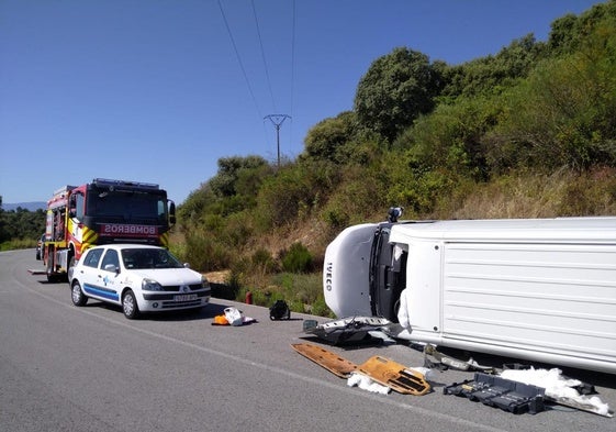 Imagen del accidente de la furgoneta de reparto en la que quedó atrapado el hombre herido.