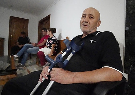 El vecino de Fabero, José Antonio Marqués, lleva una semana de encierro intermitente en el Ayuntamiento de la localidad.